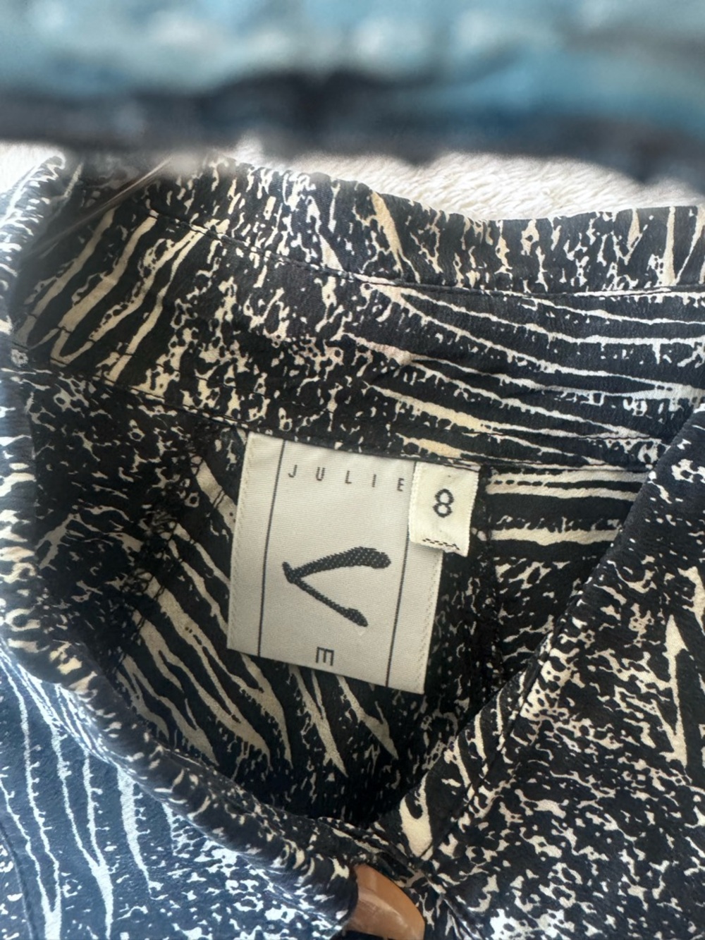 Julie V England 100% Silk 90s Abstract Animal Print Blouse 8 Top Light Blue Tan - Picture 12 of 16